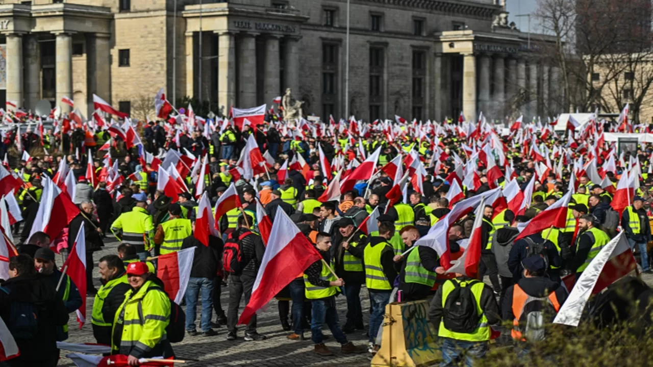 Binlerce Çiftçi AB Tarım Politikalarını Protesto Etmek İçin Varşova'da Toplandı