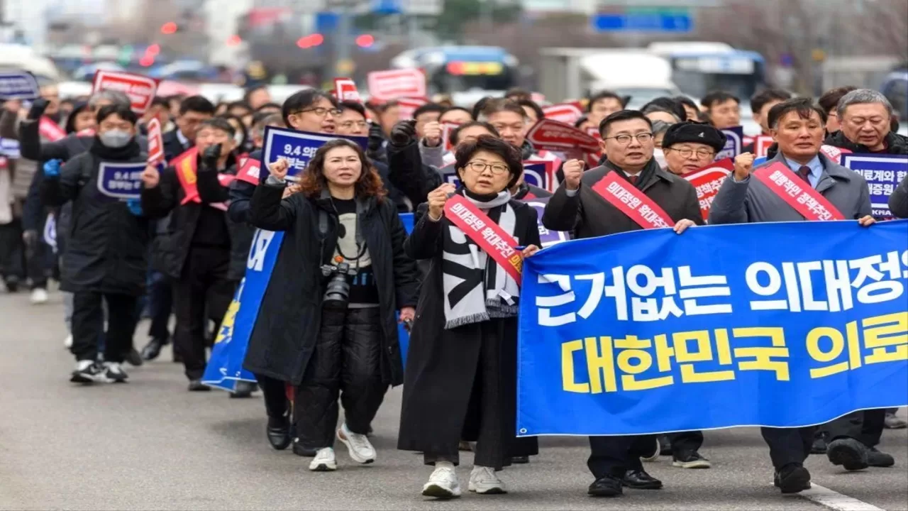 Güney Kore'de Asistan Doktorlar Grevde