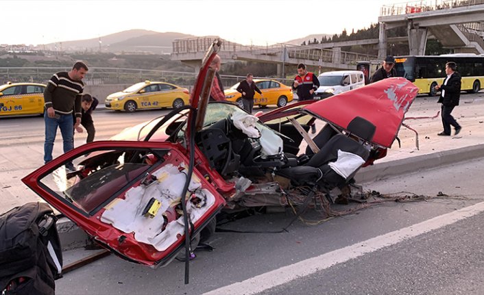 Üst geçidin ayağına çarpan otomobil, ikiye bölündü!