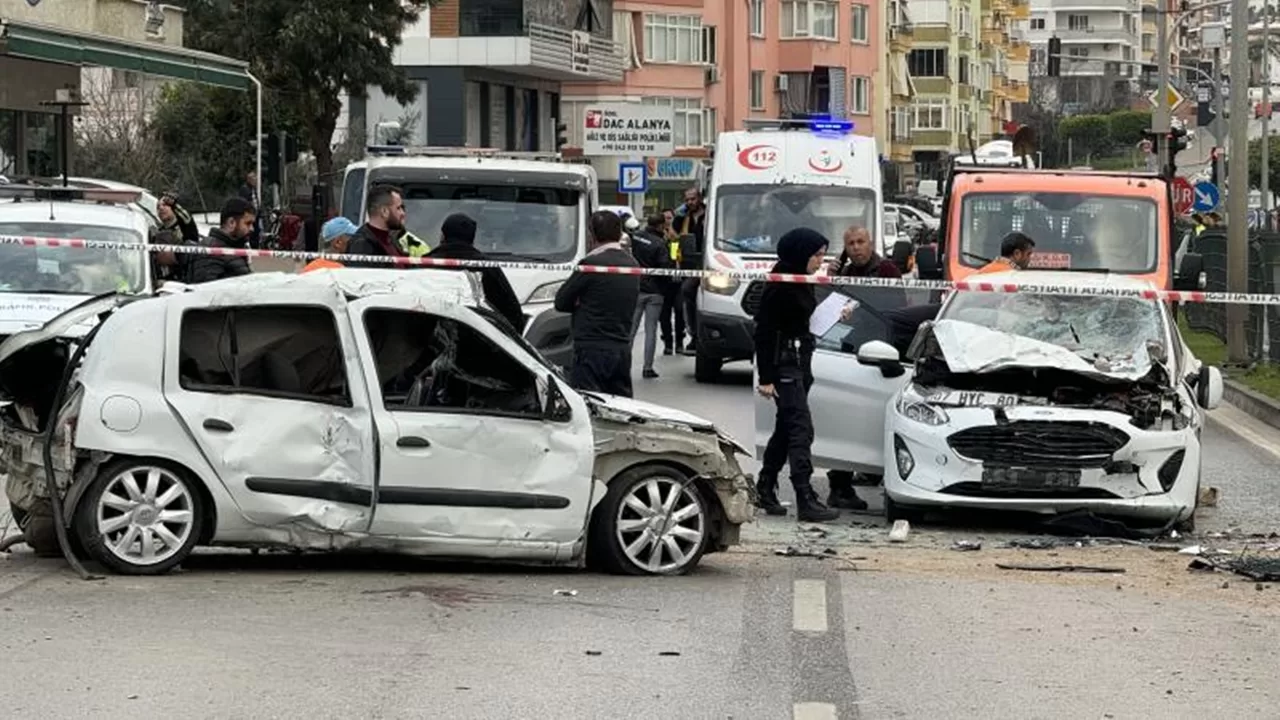 Alanya'da Trafik Kazası: 2 Kişi Yaşamını Yitirdi, 3 Kişi Yaralandı