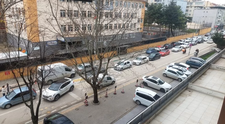 Bursa'da İki Araba Çarpıştı: Trafik Kısa Süreli Aksadı