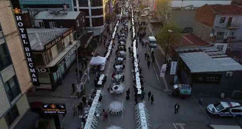 Bursa'da 12 bin kişi aynı sofrada iftar yaptı