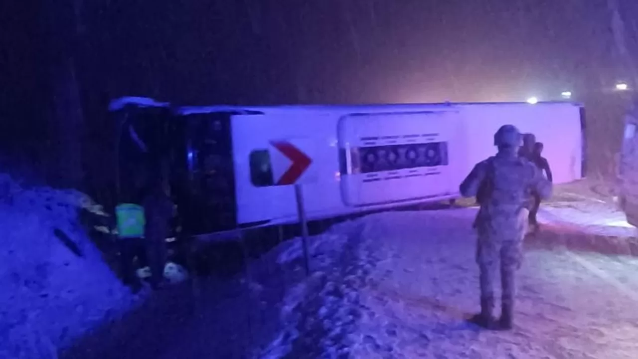 Bingöl Karlıova'da Yolcu Otobüsü Devrildi: 18 Kişi Yaralandı
