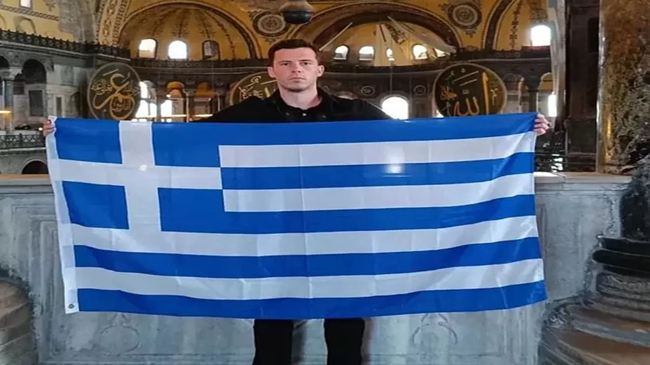 Yunan Turist Ayasofya'da Yunanistan Bayrağı Açarak Provokasyon Yaptı
