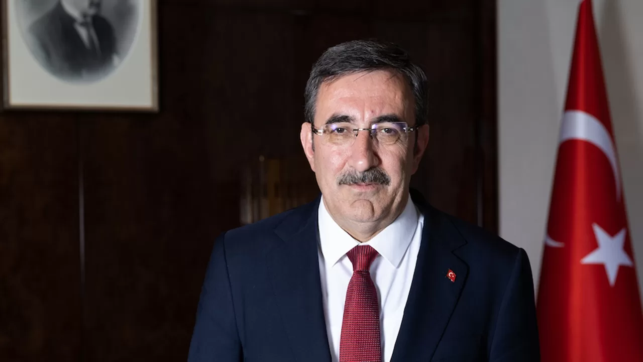 Cumhurbaşkanı Yardımcısı Yılmaz Bursa'da Tarihi Çarşı ve Hanlar Bölgesi'ni Ziyaret Etti