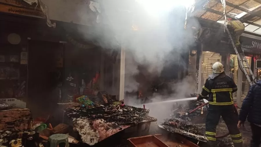 Bursa'da Tarihi Balibey Han Çarşısı'nda Yangın Çıktı