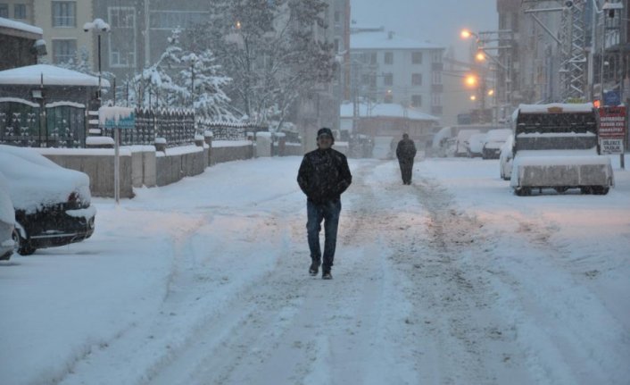 Kars'ta kar kalınlığı 20 santimetreyi geçti