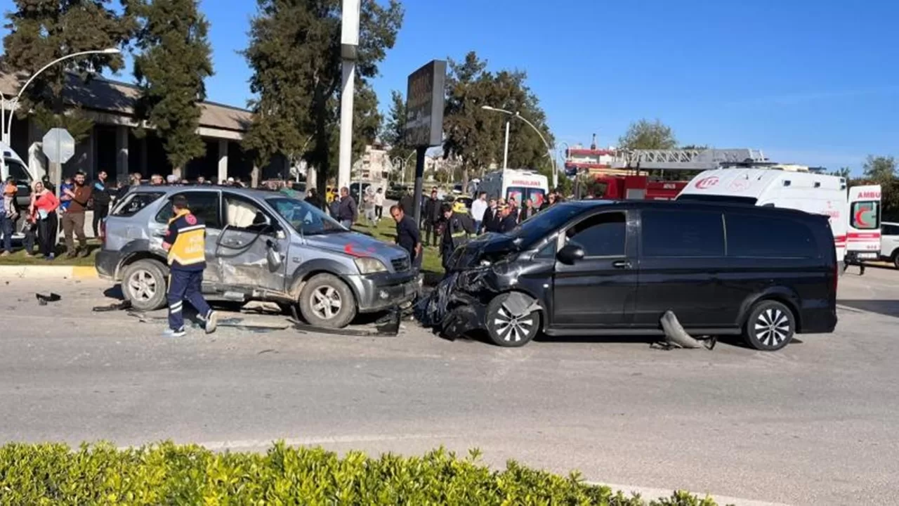 Antalya'da Trafik Kazası: 12 Kişi Yaralandı