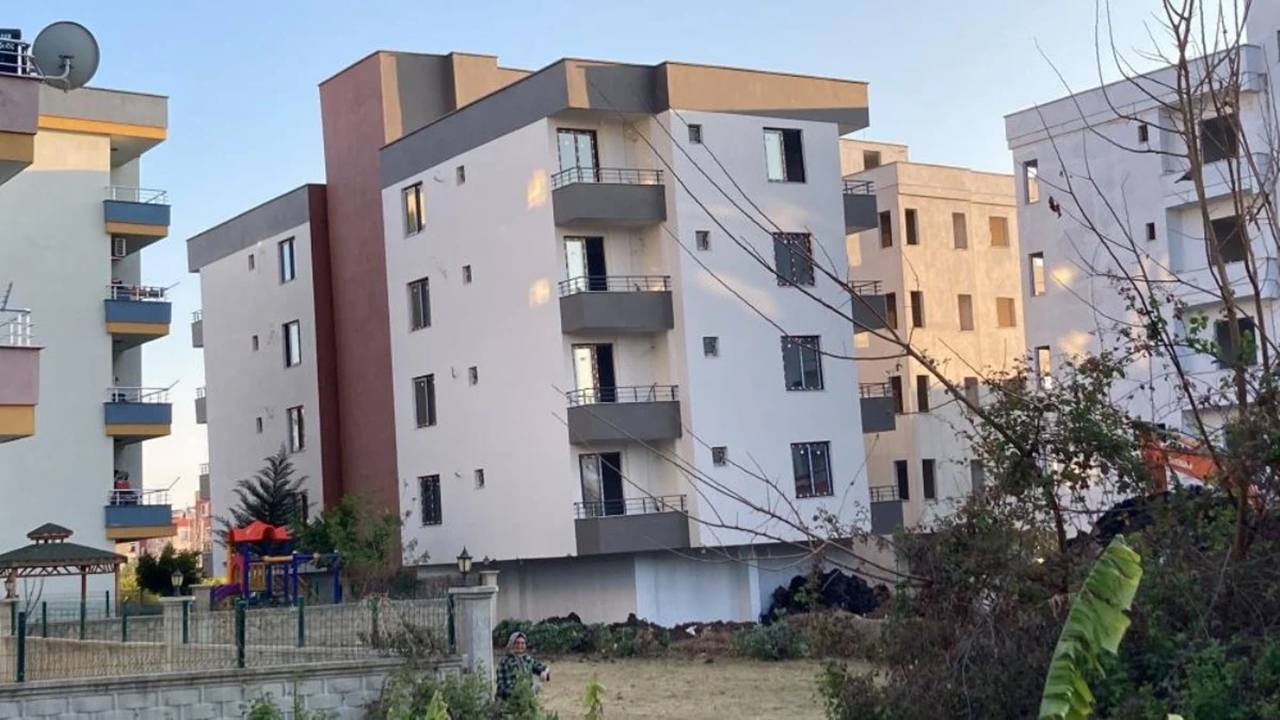 Mersin'de Bir Bina Yan Yattı