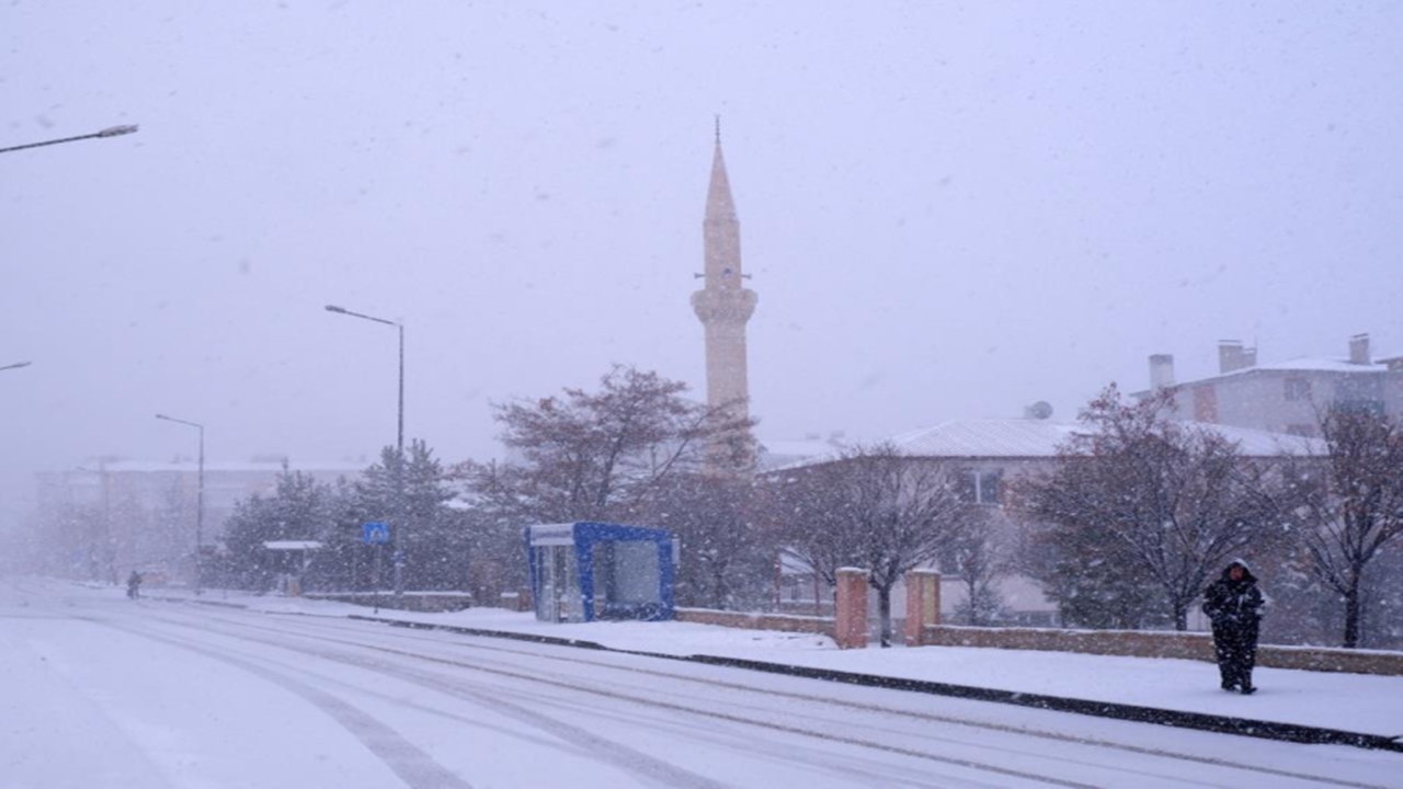 Kar Fırtınası Erzurum'u Esir Aldı: 196 Yol Kapalı!