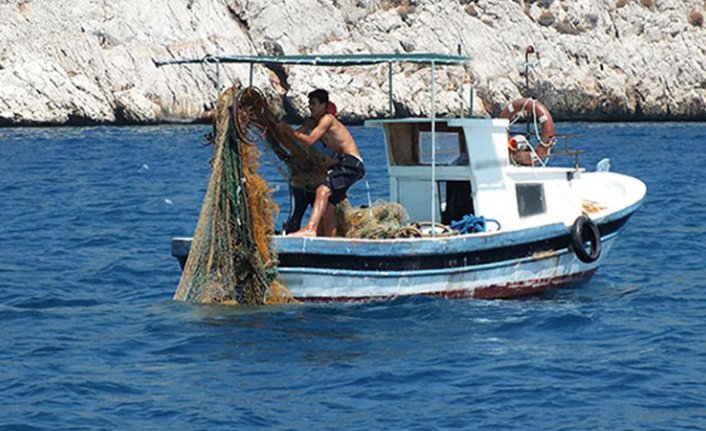 Akdeniz'de balık ağına 62 kilo esrar takıldı