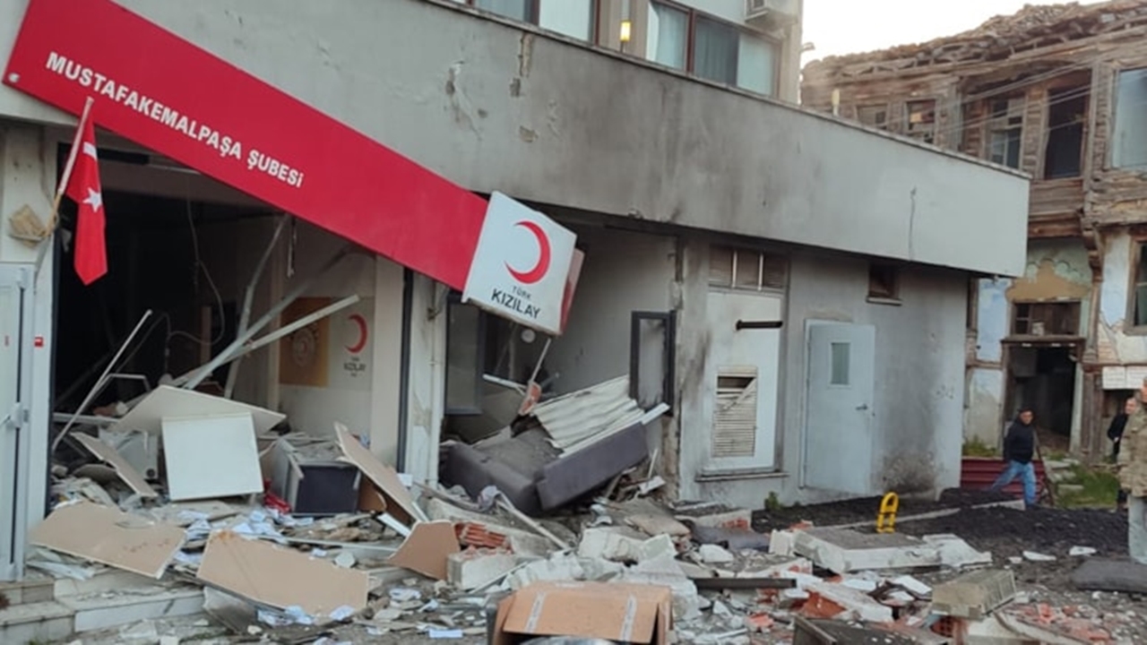 Bursa'da Otel Kazan Dairesinde Patlama: Kızılay Şubesi Zarar Gördü