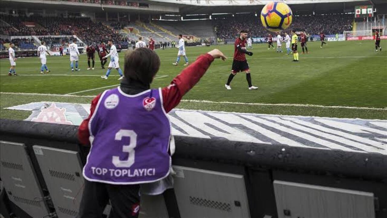 Top Toplayıcı Çocuklar İçin Kritik Karar! Artık Futbolculara Topu Direkt Vermeyecekler