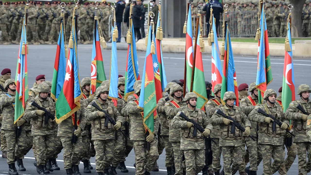 Azerbaycan, Ermenistan'ın Sınırda Askeri Yığınak Yaptığını Duyurdu