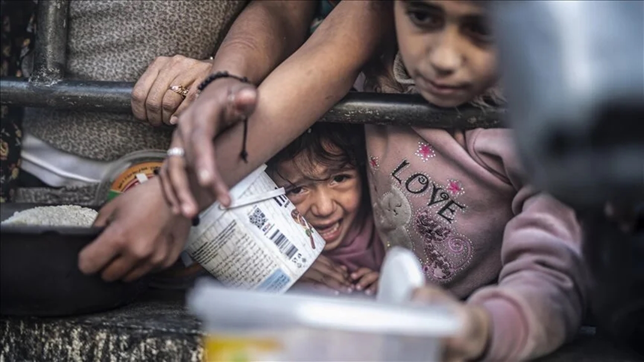 Gazze'deki Çocuklar Yetersiz Beslenmeden Ölüyor