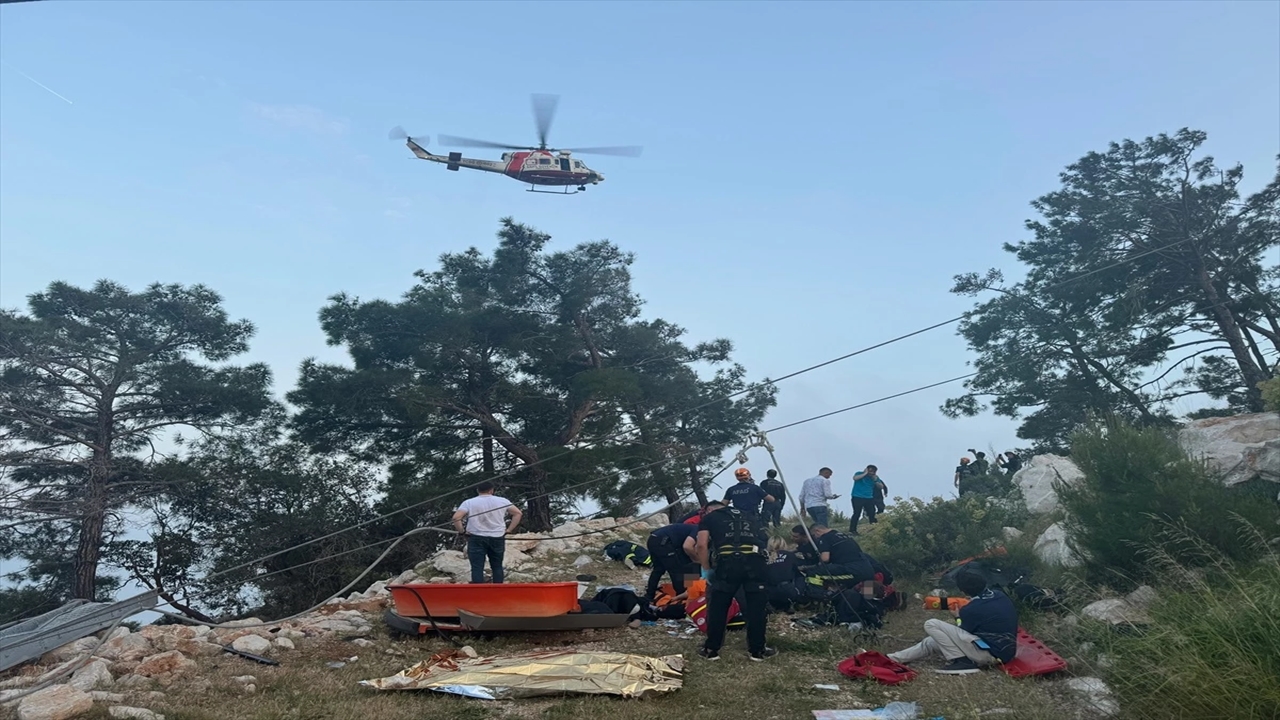 Antalya'daki Teleferik Kazasında Mahsur Kalan Vatandaşlar Kurtarıldı