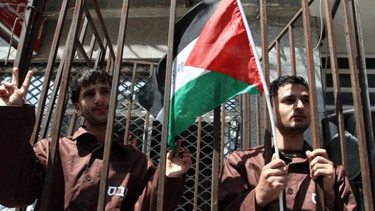 İsrail Hapishanelerinde 9 Bin 500 Filistinli Mahkûm Bulunuyor