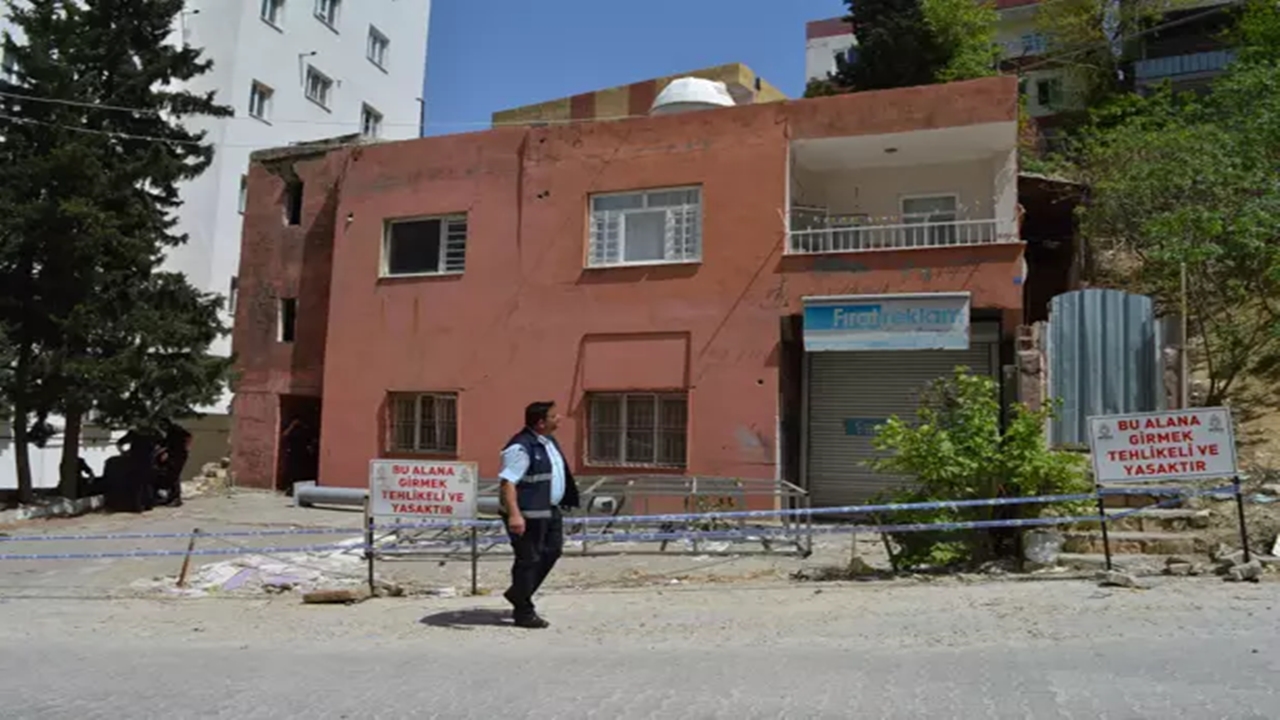 Mardin'de İstinat Duvarı Çöktü, Ev Tahliye Edildi