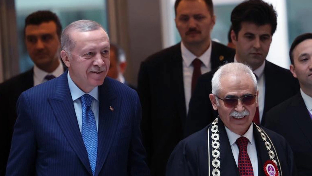 Erdoğan, AYM Törenine Giderken Saçlarını Taradı