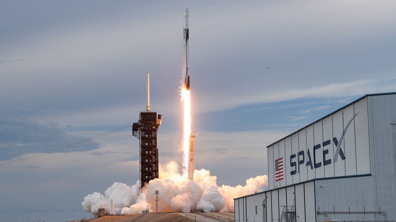 SpaceX, 23 Starlink ve 2 Gözlem Uydusunu Uzaya Fırlattı
