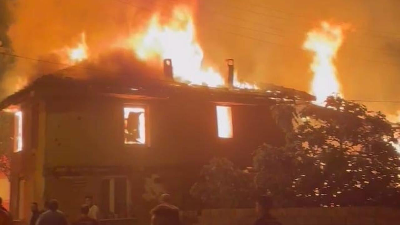 İnegöl'de Bir Evde Çıkan Yangın Diğer İki Eve Sıçradı