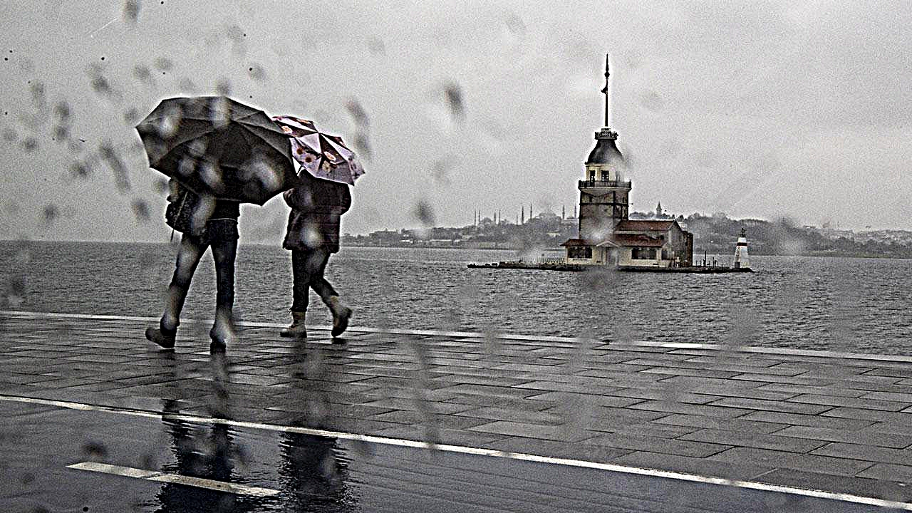 İstanbul'da Hafta Sonu Sağanak ve Fırtına Bekleniyor