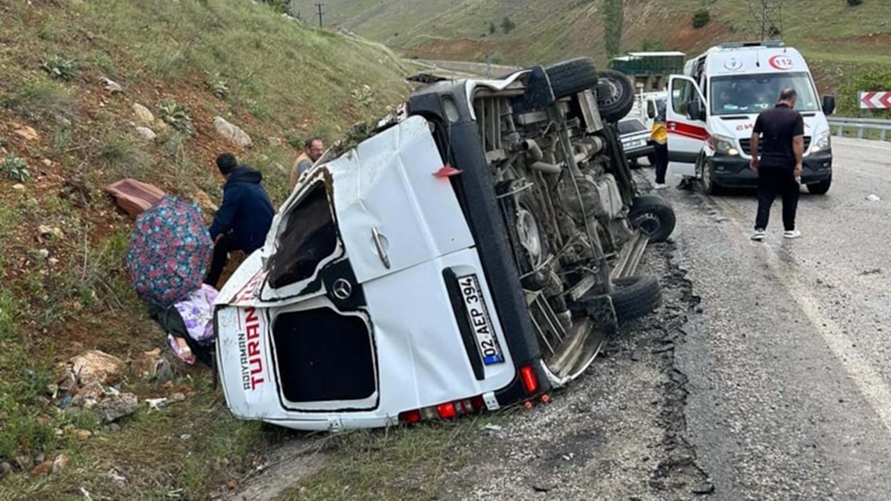 Devrilen Minibüste Bulunan 15 Kişi Yaralandı