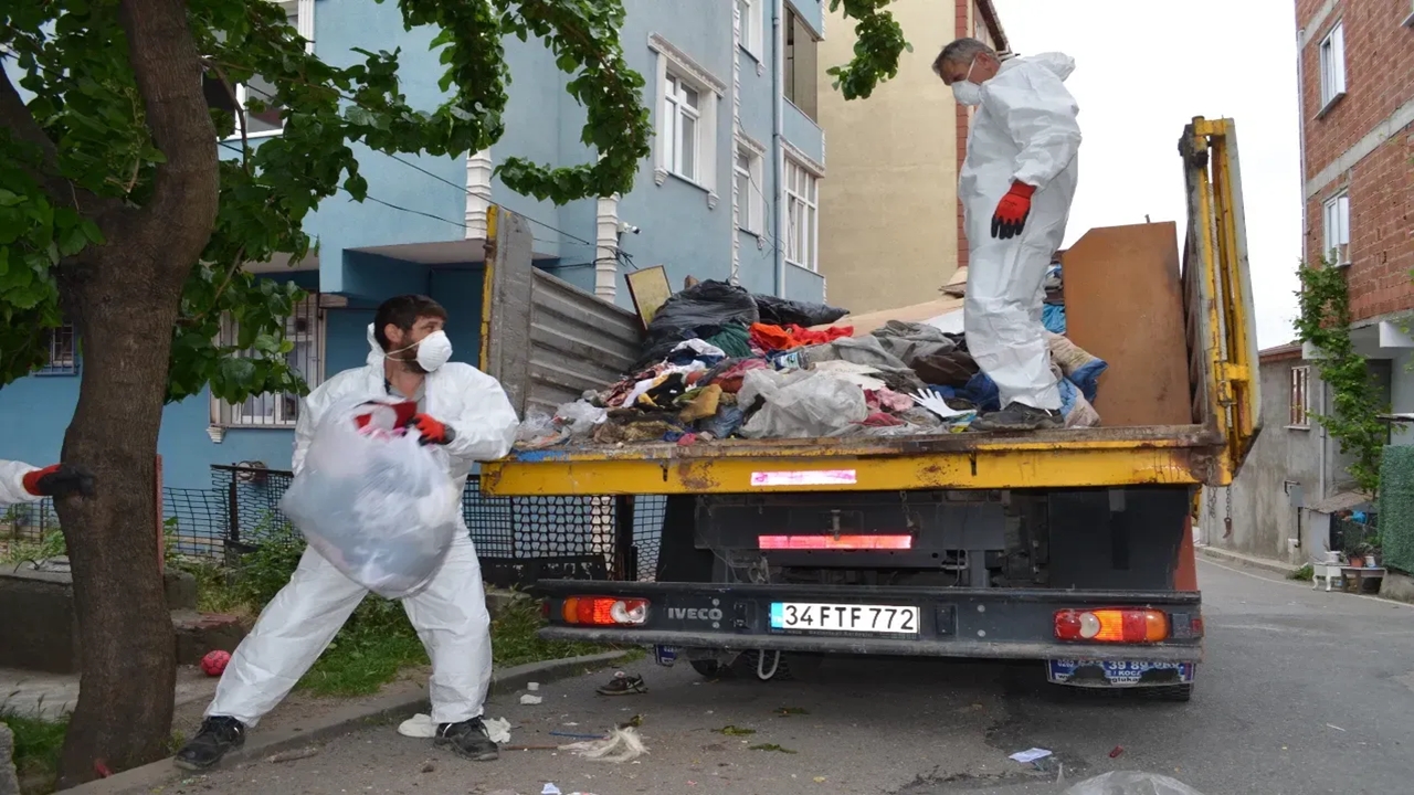 Gebze'deki Bir Evden 17 Kamyon Çöp Çıkarıldı