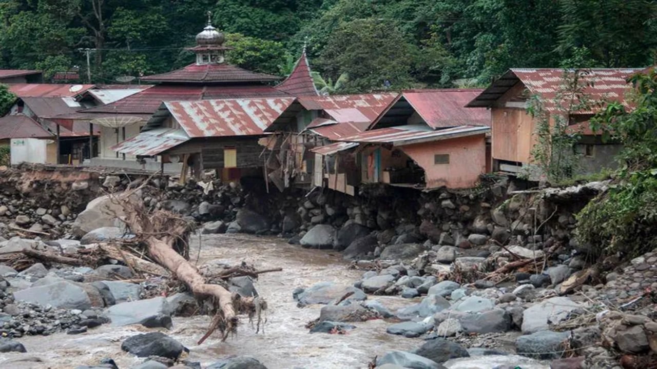 Endonezya'da Soğuk Lav Köyleri Yuttu: 41 Kişi Öldü