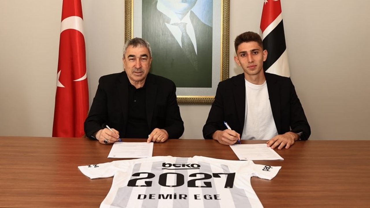 Demir Ege Tıknaz Beşiktaş'la Sözleşme Uzattı