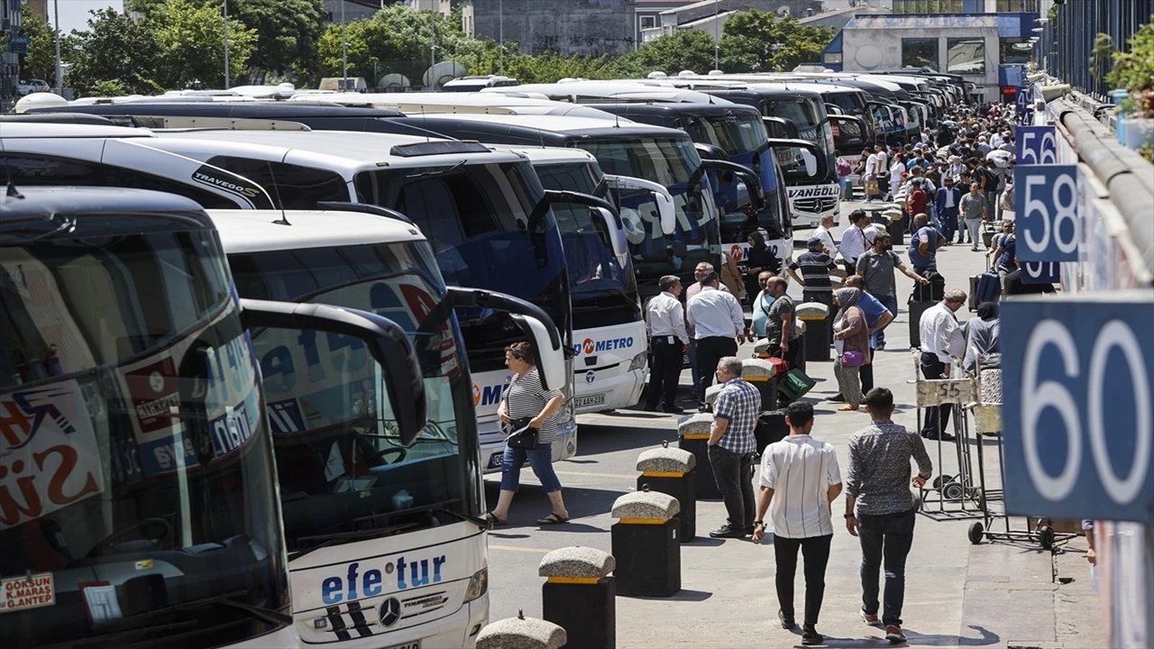 İstanbul'da Bayram Yoğunluğu: Otobüs Biletleri Tükendi, Ek Seferler Devrede