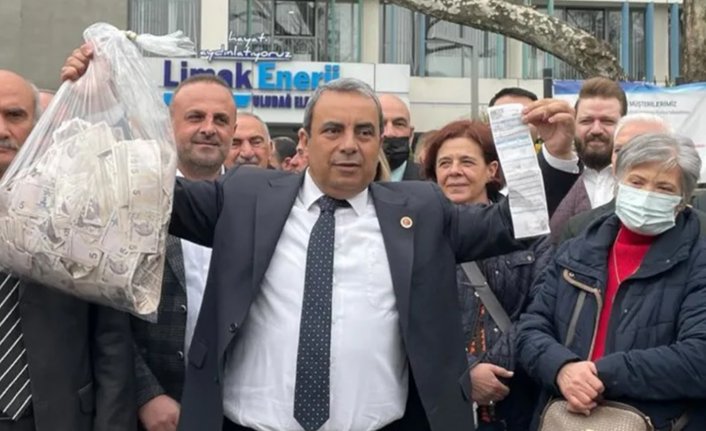 CHP Bursa İl Örgütü elektrik faturasını 5 TL'lik banknotlarla ödedi