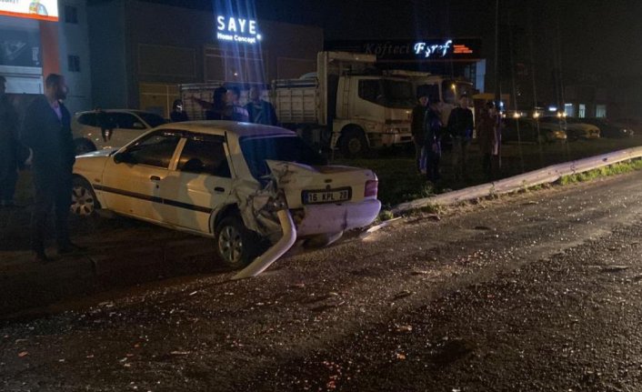 Bursa'da TIR kırmızı ışıkta bekleyen otomobillere çarptı!