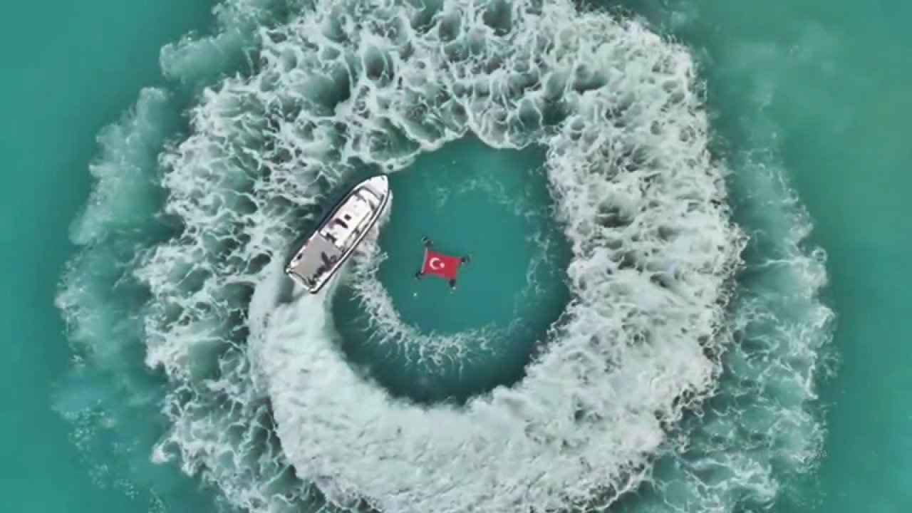 Hatay’da Dalgıç Polisler Cumhuriyet Bayramı’nı Su Altında Kutladı