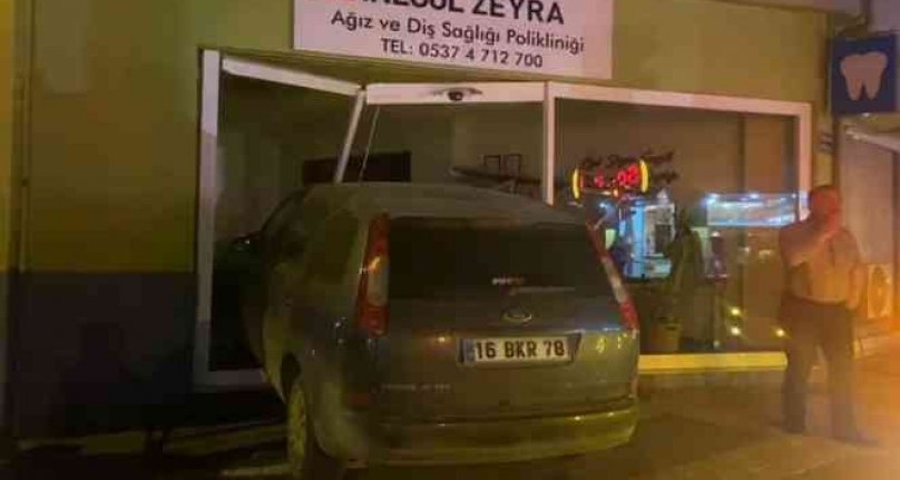 Bursa'da kaza yapan otomobil iş yerine daldı!