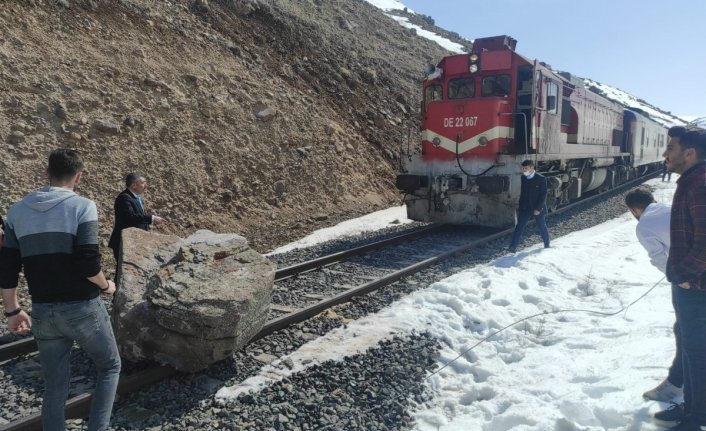 Doğu Ekspresine kaya engeli