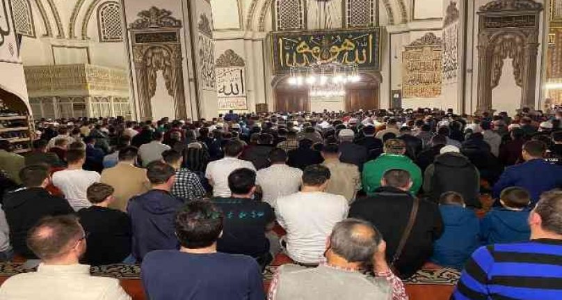 Bursalılar ilk teravih için Ulu Camii'ne akın etti