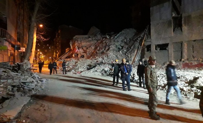 Malatya'da ağır hasarlı 4 katlı bina çöktü