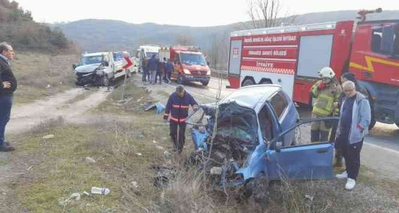 Bursa'da kamyonet ile otomobil kafa kafaya çarpıştı! 1'i ağır 2 yaralı