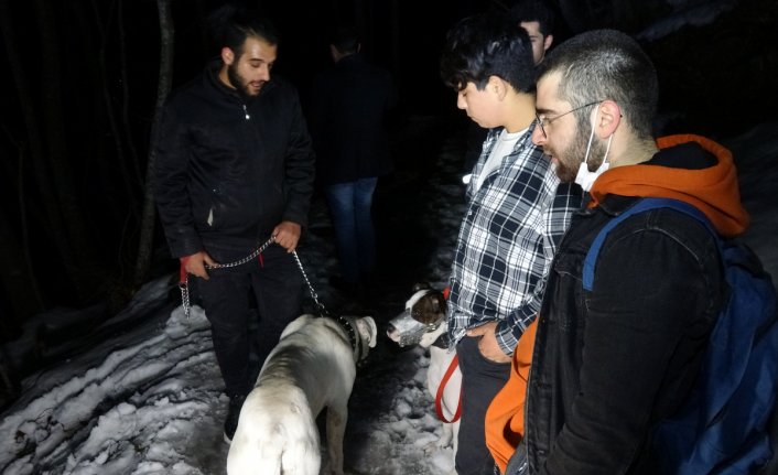 Uludağ'da yere düşen Türk bayrağını tekrar göndere çeken 3 genç tepede mahsur kaldı