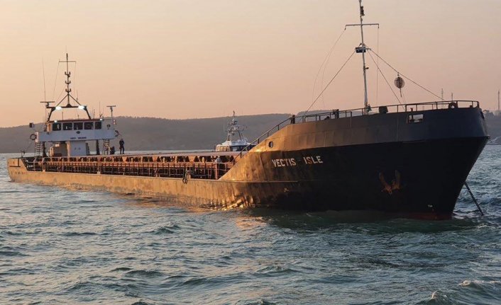 Demir yüklü gemi, Çanakkale Boğazı'nda karaya oturdu!