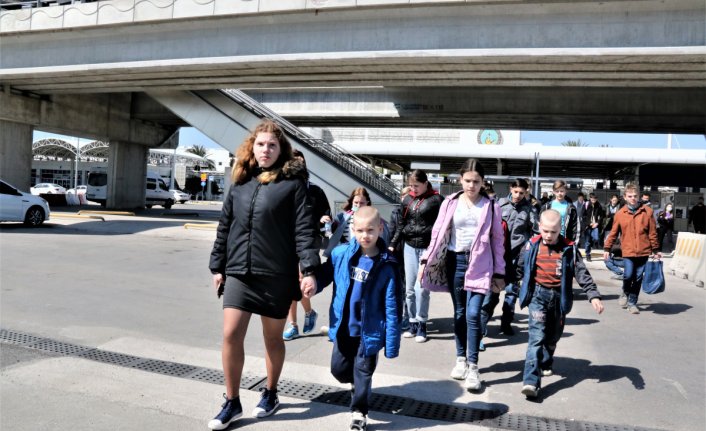 Ukrayna'da yetimhanelerdeki 159 çocuk Türkiye'ye geldi