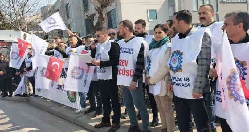 Bursa'da sendikaya üye olduğu için işçinin akdine son veren fabrika önünde eylem!