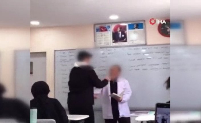 Öğrencisinin saygısızlık yaptığı öğretmen konuştu! "Bir hata ile bir Türk evladı kaybedilemez"