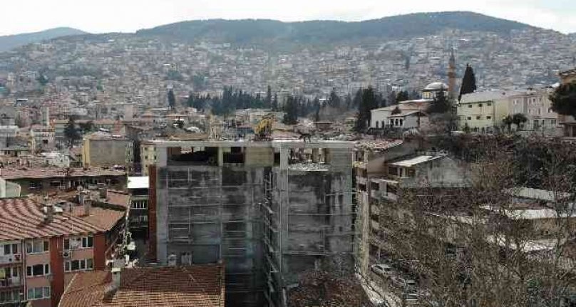 Bursa'da şehrin siluetini bozan binada yıkım başladı