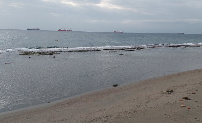 Deniz 15 metre çekildi! Kral yolu ortaya çıktı