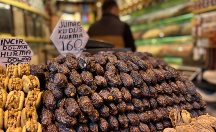 Ramazan'ın gözdesi hurmalar, tezgahlardaki yerini aldı