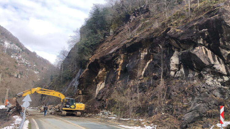 Rize’de heyelan düşen kayalar yolu kapattı