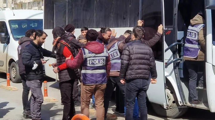 Diyarbakır'da HDP'nin Nevruz etkinliği! PKK lehine slogan atanlara gözaltı