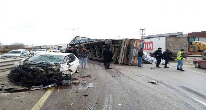 Bursa'da otomobille çarpışan 20 ton su yüklü TIR devrildi